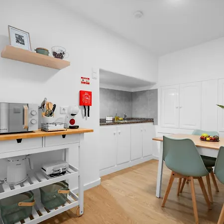 Luzia By The Sea - T1 Acolhedor A Passos Da